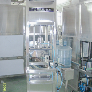 Old-fashioned capping machine